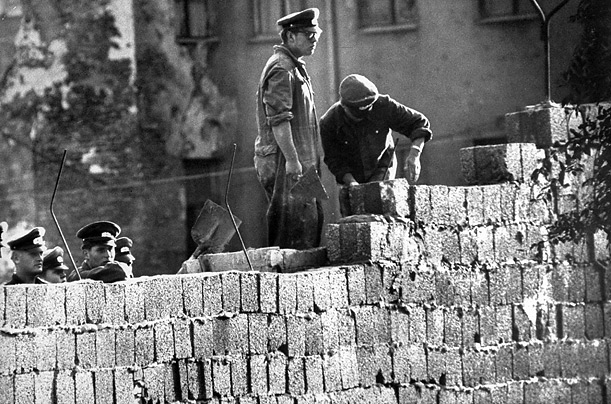 تخریب دیوار برلین توسط انبوه سازان آلمانی!