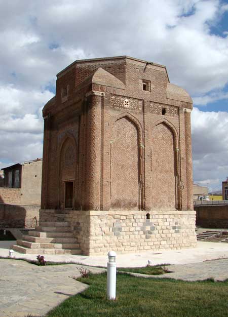 گنبد سرخ آذربایجان شرقی