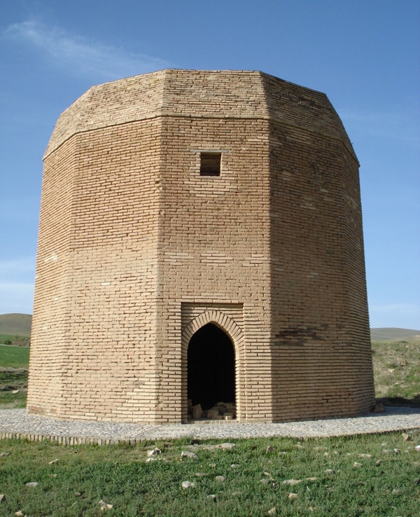 برج آرامگاه بابا حسین – همدان